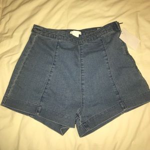 Side-zipper High-waisted jean shorts